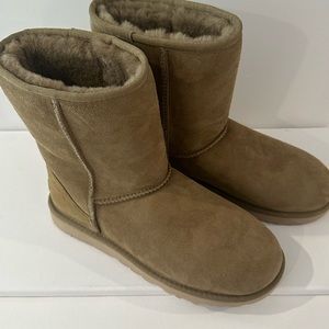 NWT Ugg classics size 9